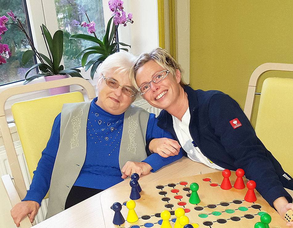 Alternative zum Pflegeheim - Bewohnerin und Pflegerin in Glauchau